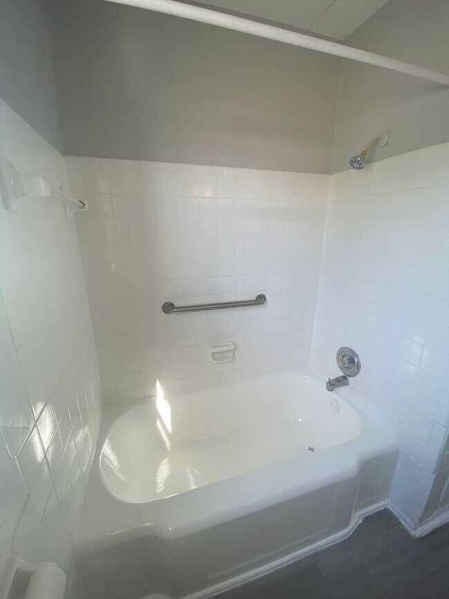 Building Photo - 920-920 11th Ave N