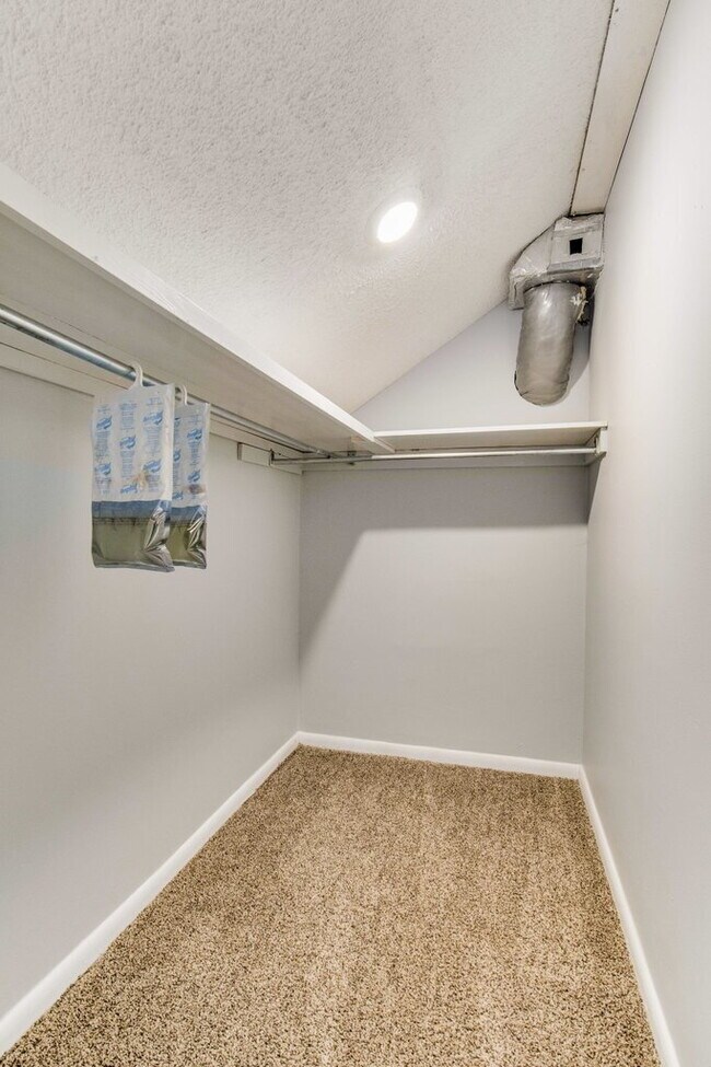 Building Photo - BRIGHT AND BEAUTIFUL DUPLEX CLOSE TO UWF!