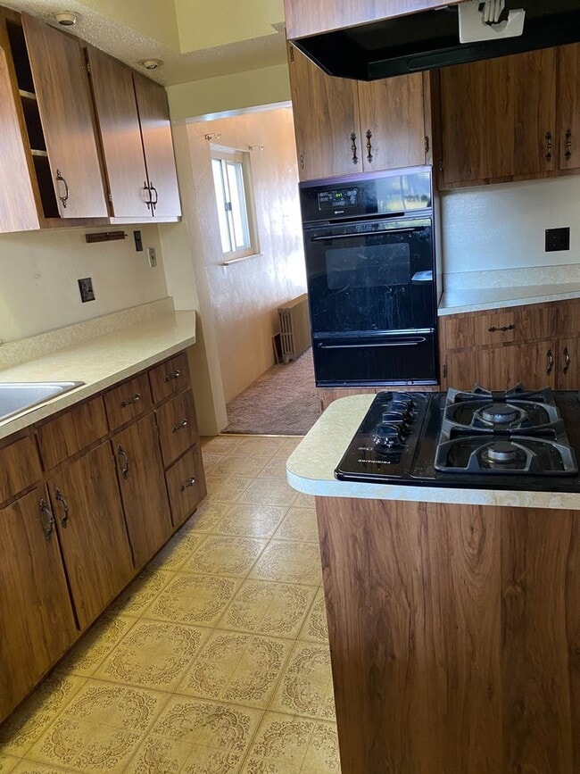Building Photo - AVAILABLE November - Spacious 2+ Bedroom H...