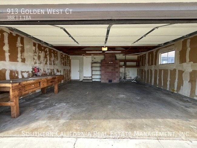 Building Photo - 913 Golden W Ct
