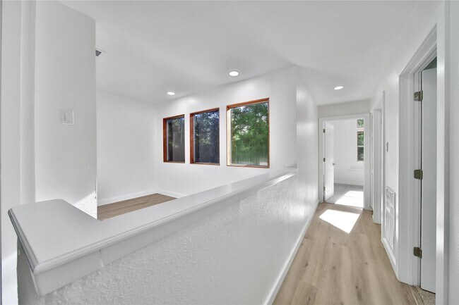 Building Photo - 35 Shallow Pond Pl