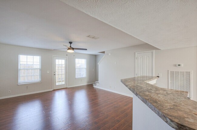 Building Photo - 240 Arapaho Dr