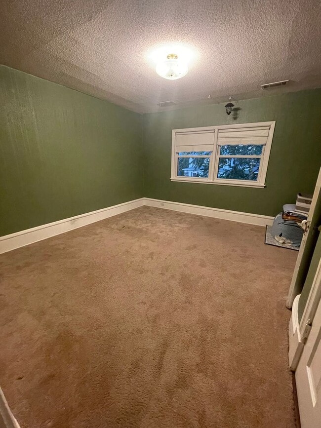 Building Photo - NE Minneapolis 2 Br / 1 Ba Upper Level Dup...