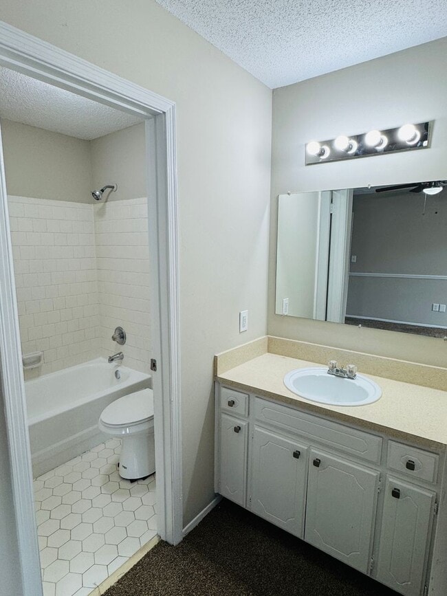 Building Photo - 3-Bedroom Gem !!