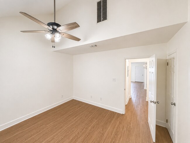 Building Photo - 948 S Lipona Rd