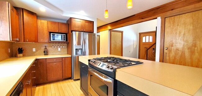 Building Photo - Fully Furnished Monthly Off-Season Gem!