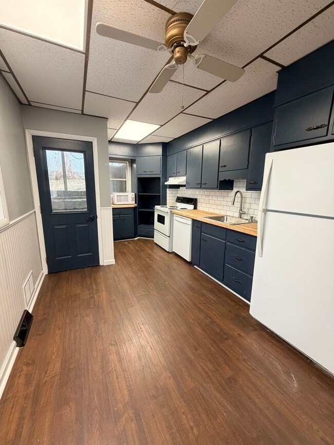 Building Photo - Beautifully remodeled 5/6 bedroom townhouse