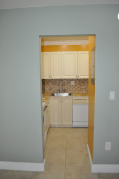 Building Photo - 10413 N Kendall Dr