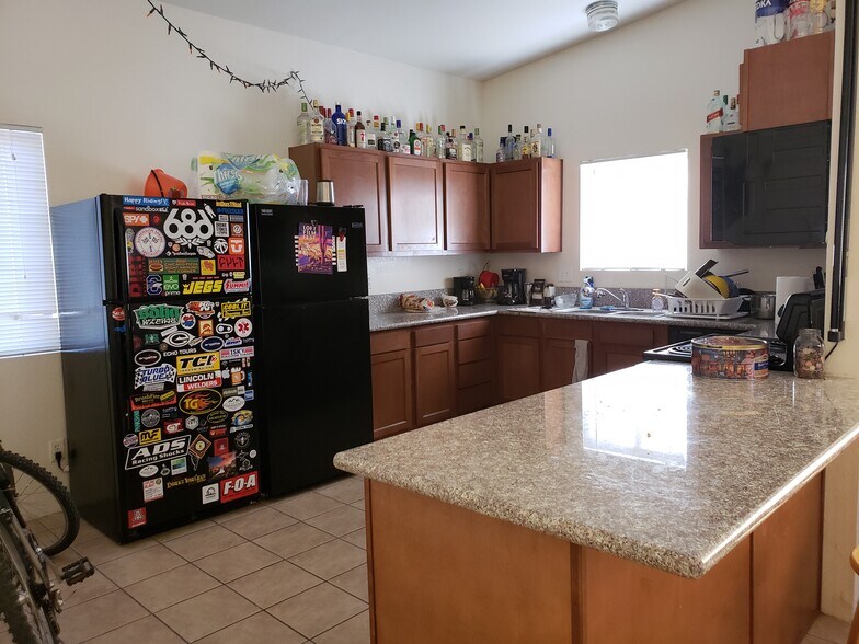 Granite Kitchen - 1517 E 8th St