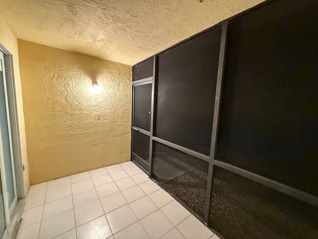 Building Photo - Ground Floor Condo 2/2  - Immediate Availa...