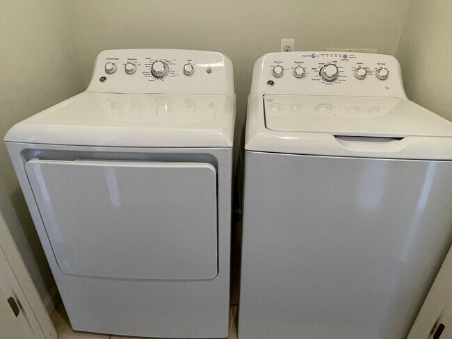 Building Photo - Shelby Twp 2-bedroom, 2-bath condo-style w...