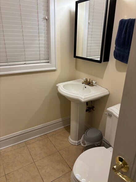Bathroom - 4215 N Francisco Ave