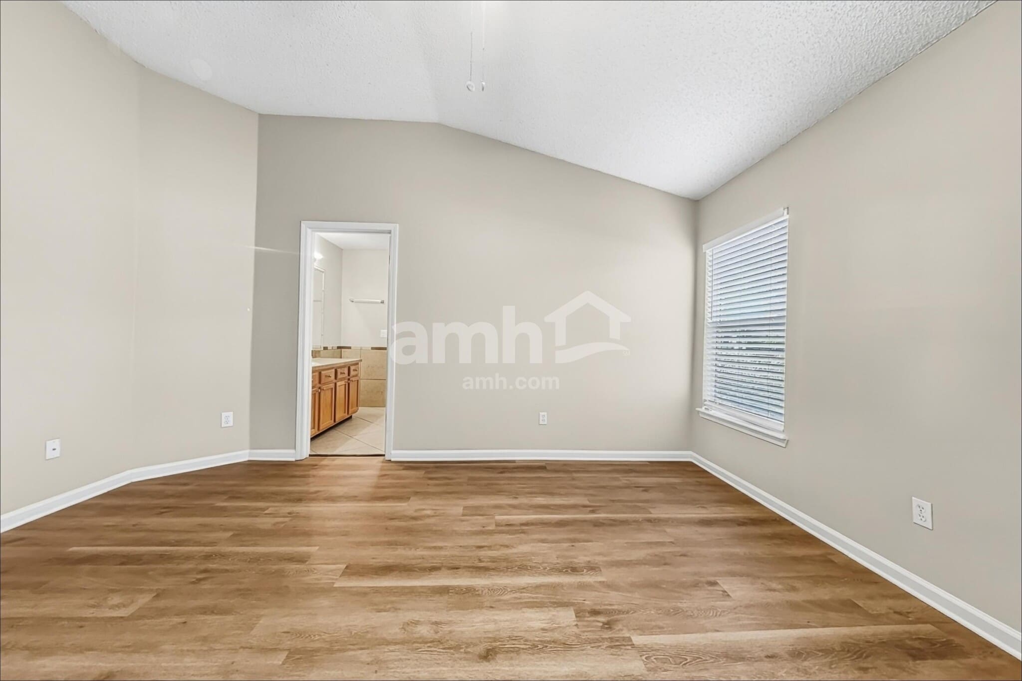 Building Photo - 9261 Redtail Dr