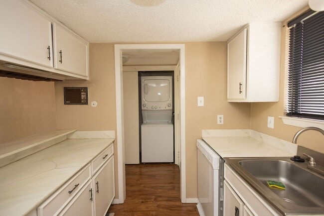 Building Photo - 15919 Golf Club Dr