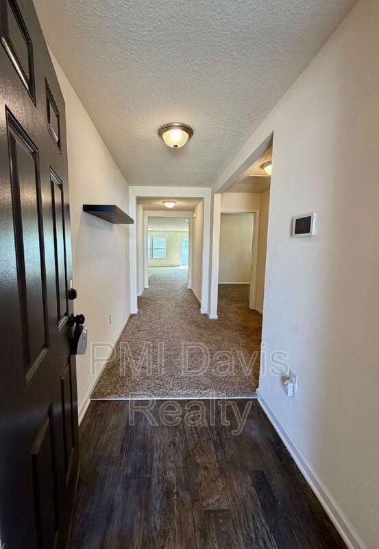 Building Photo - 2482 Beachview Dr