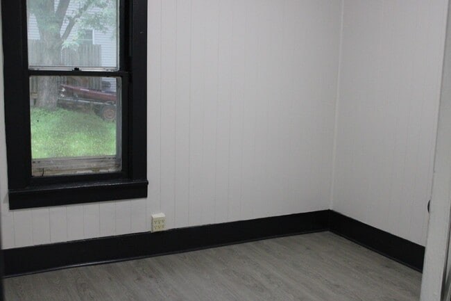 Building Photo - 405 Lindoo Ave E