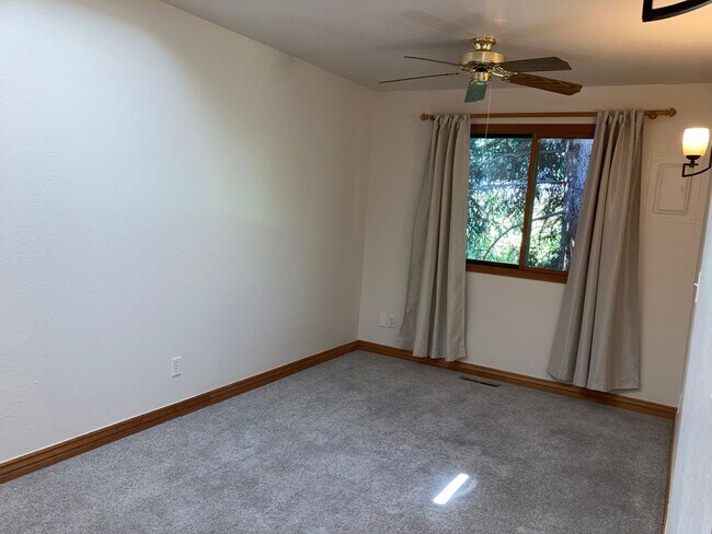 Building Photo - 4 BR, 3 FULL BATHS, Great TABLE MESA Neigh...