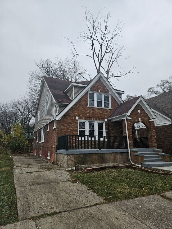 Building Photo - 5211 Lakeview St