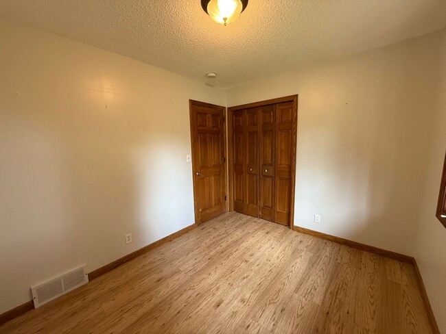Building Photo - Bloomington 4 Bed 3 Bath SF Home available...