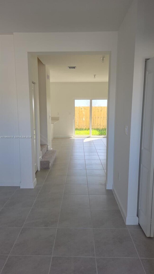 Building Photo - 2717 SE 26th Rd