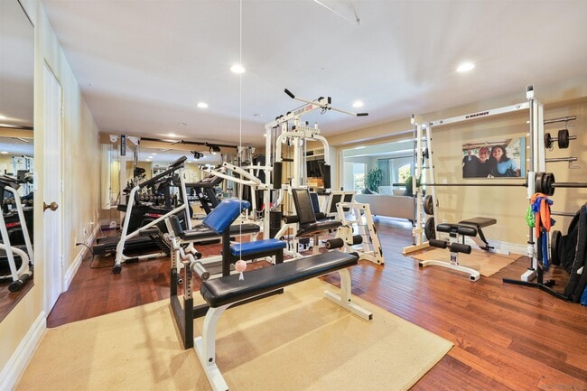 Building Photo - 6690 La Jolla Scenic S Dr