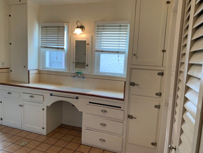 Kitchen - 631 N Gardner St