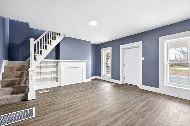 Building Photo - Newly renovated property