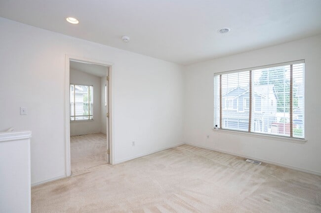 Building Photo - Spacious 4-Bedroom in Renton’s Serenity Ridge