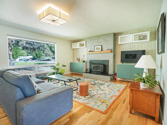 Building Photo - 1936 Crestview Dr