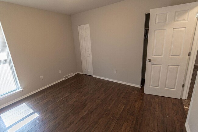 Building Photo - 1011 W Ash St