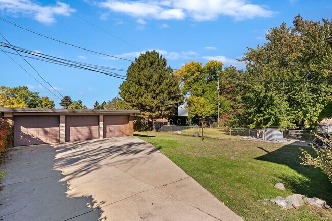 Building Photo - Quincy Duplex