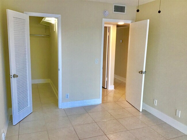 Building Photo - 3032 Exeter