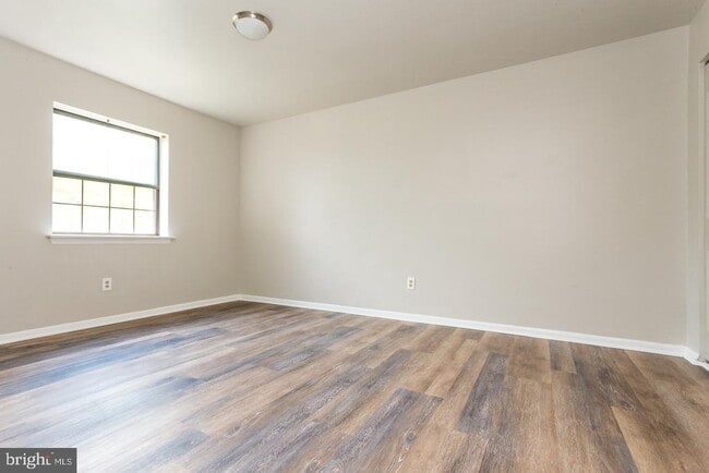 Building Photo - 3218 Valley Dr