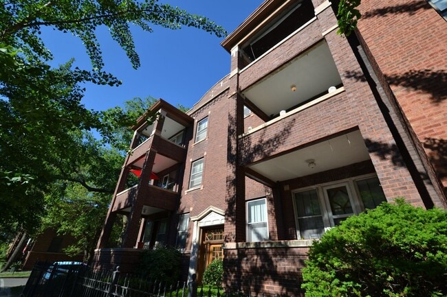 Building Photo - Fantastic three bedroom, one bath in the heart of Wrigleyville Available July 1, 2026