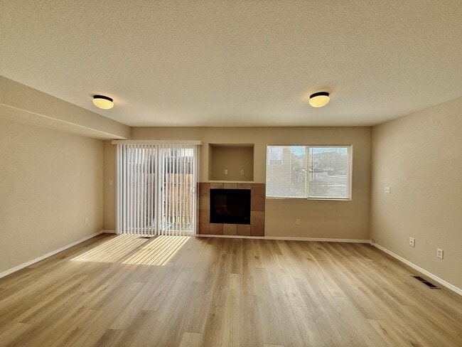 Building Photo - 3 Bedroom Townhome in a Convenient Location