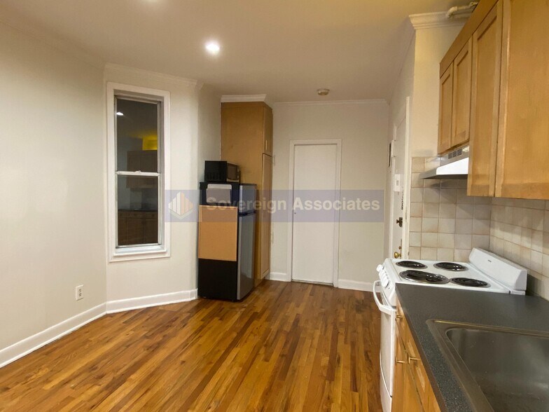 Building Photo - 527 W 48th St