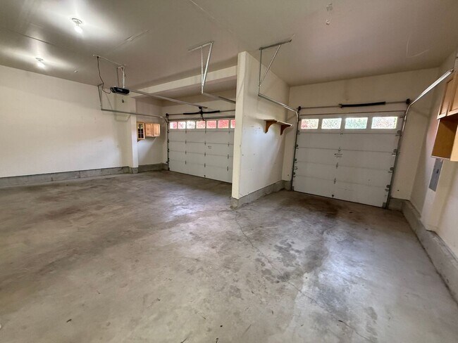 Building Photo - Stunning large 3 bedroom plus bonus rooms ...