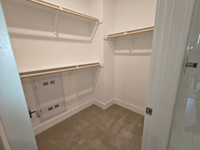 Building Photo - 259 Montague Expy