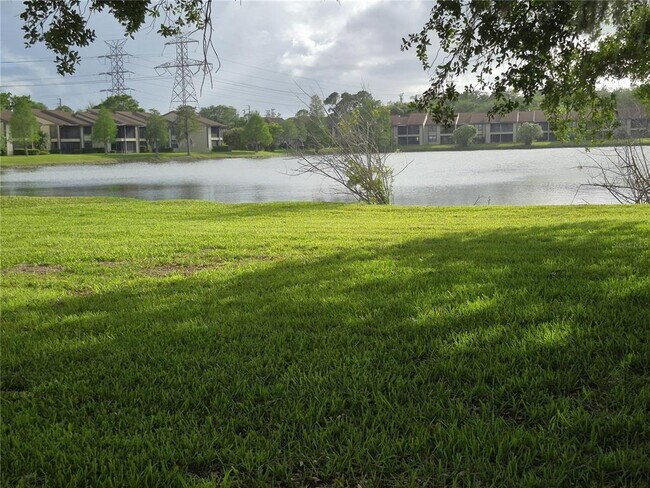 Building Photo - 50 Woodlake Pl