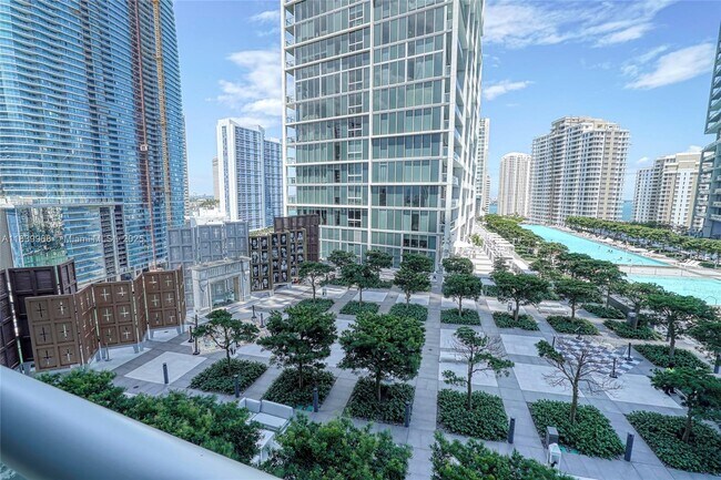 Building Photo - 485 Brickell Ave