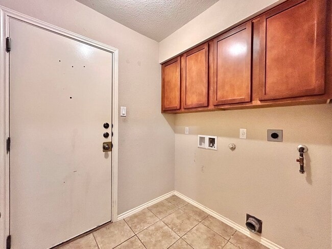 Building Photo - Beautiful & Spacious 3BR/2.5BA One-Level H...