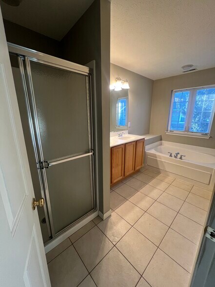 Building Photo - 2898 Andover Cir