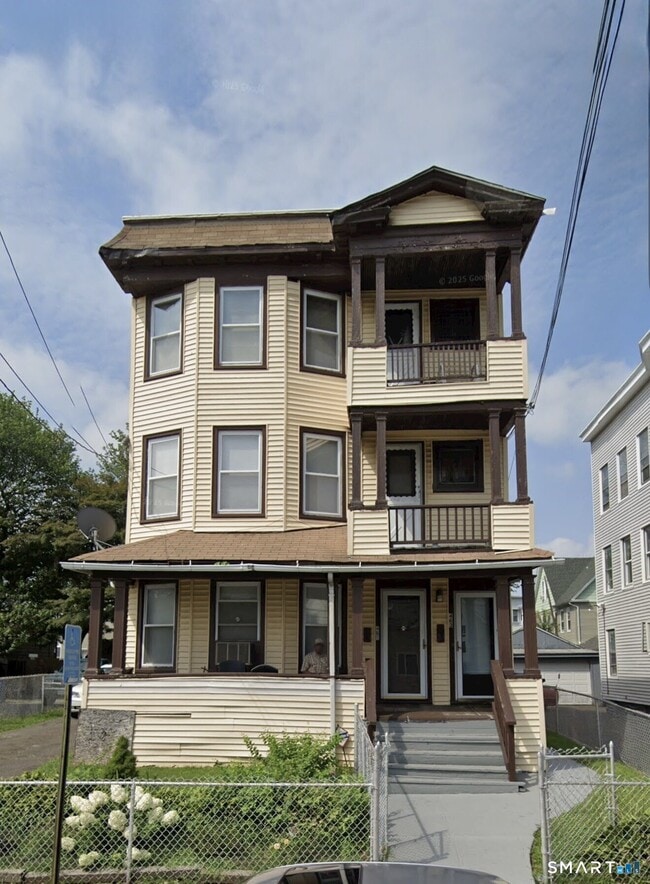 Building Photo - 463 Logan St