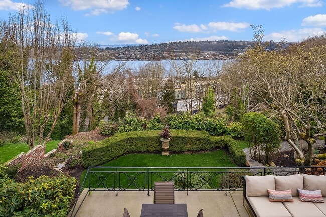 Building Photo - Queen Anne Home