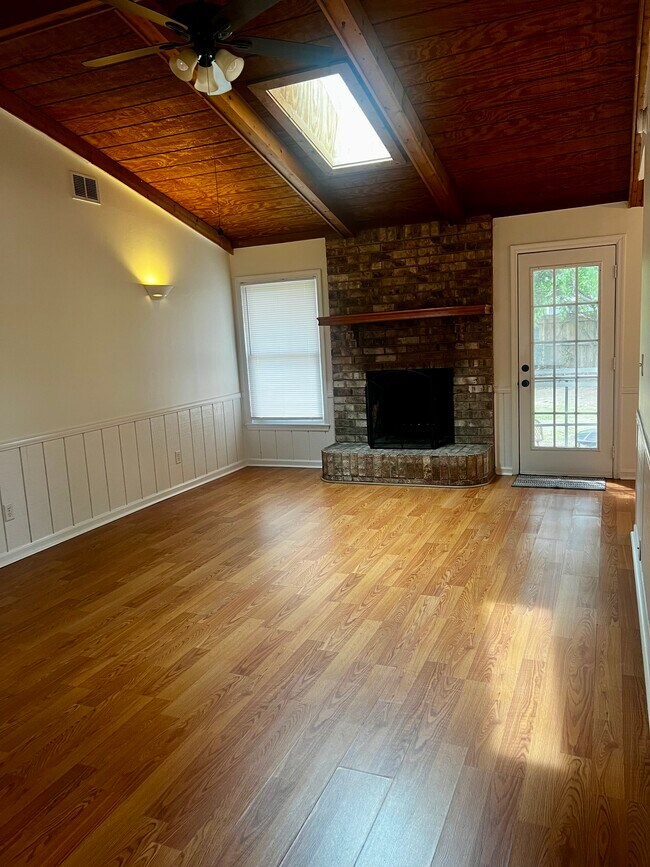 Building Photo - 1234 Island View Dr