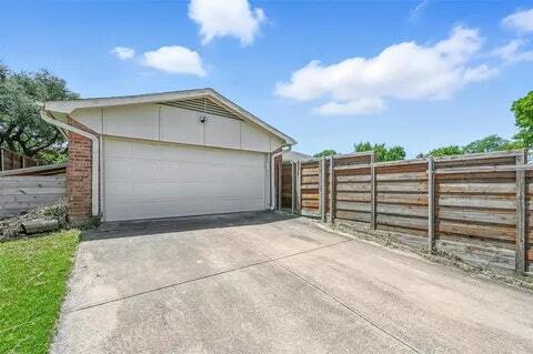 Building Photo - 2733 E Wentwood Dr