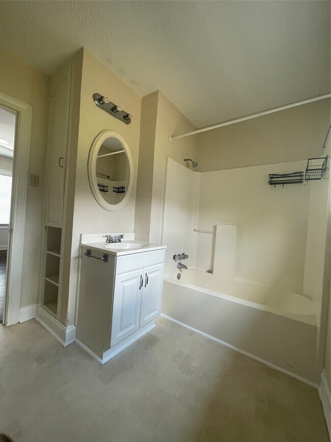 Building Photo - 2030 Bissonnet St