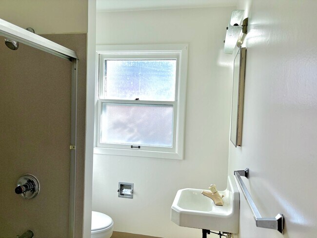 Building Photo - FEWEK01