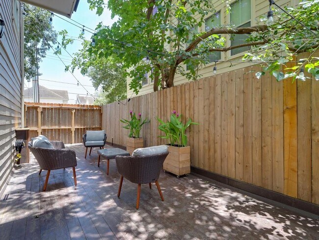 Building Photo - 1706 Tuam St