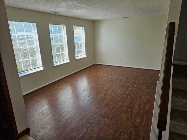 Building Photo - Oak Springs